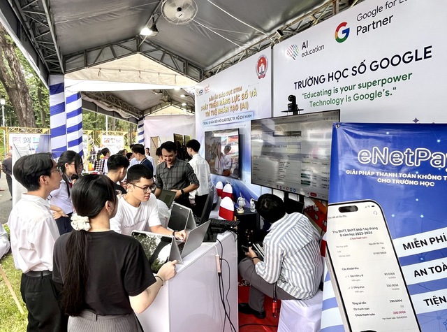 Khai mạc triển lãm “50 năm đổi mới giáo dục: Dấu ấn thời đại - Khát vọng tương lai”- Ảnh 3.