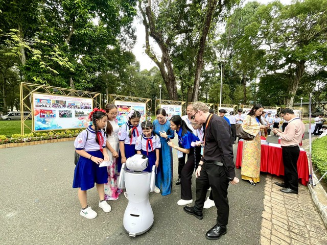 Khai mạc triển lãm “50 năm đổi mới giáo dục: Dấu ấn thời đại - Khát vọng tương lai”- Ảnh 6.