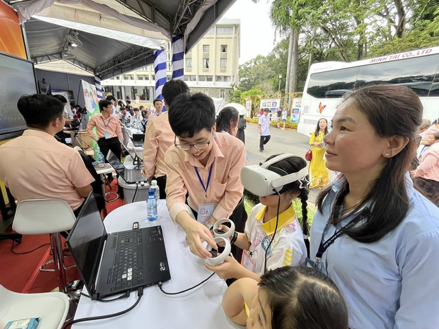 Khai mạc triển lãm “50 năm đổi mới giáo dục: Dấu ấn thời đại - Khát vọng tương lai”- Ảnh 5.