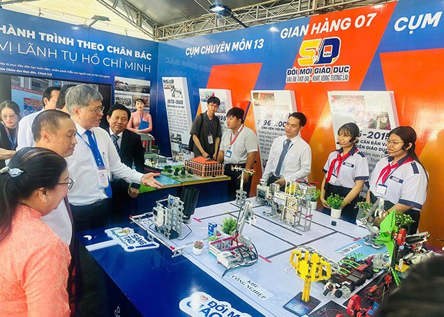 Khai mạc triển lãm “50 năm đổi mới giáo dục: Dấu ấn thời đại - Khát vọng tương lai”- Ảnh 2.