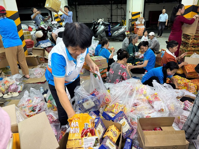 TPHCM khẩn trương huy động mọi nguồn lực hỗ trợ đồng bào vùng mưa lũ- Ảnh 3.