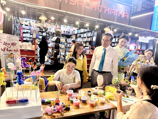 Khai mạc 'Ngày hội sách và văn hóa đêm' lần thứ nhất- Ảnh 2.