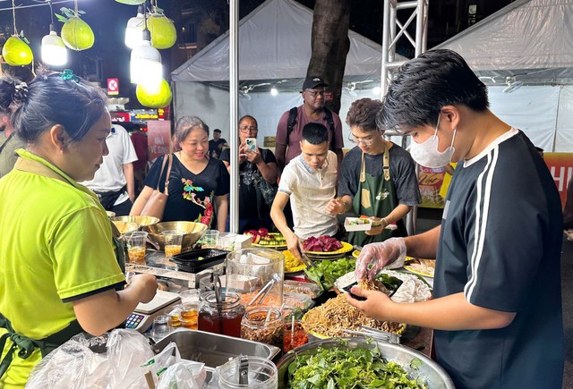 Người dân và du khách thưởng thức các đặc sản ở Ngày hội sợi gạo Việt- Ảnh 3.