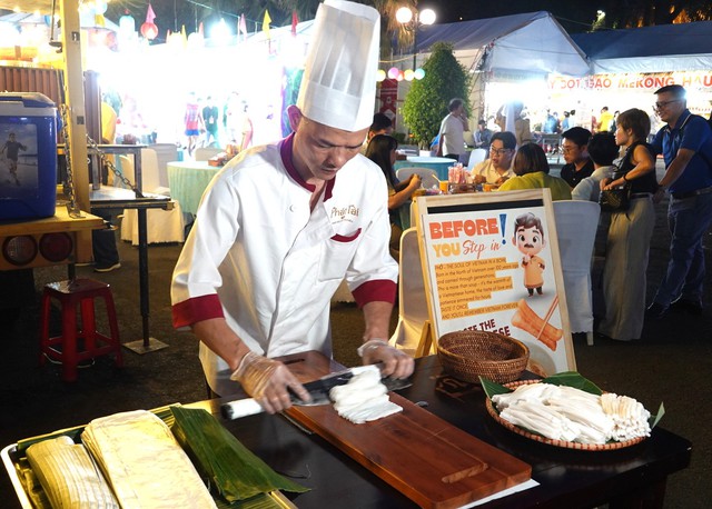 Người dân và du khách thưởng thức các đặc sản ở Ngày hội sợi gạo Việt- Ảnh 2.