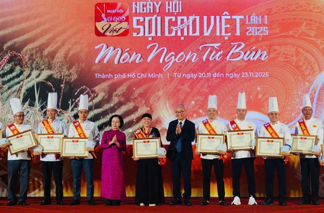 Người dân và du khách thưởng thức các đặc sản ở Ngày hội sợi gạo Việt- Ảnh 4.