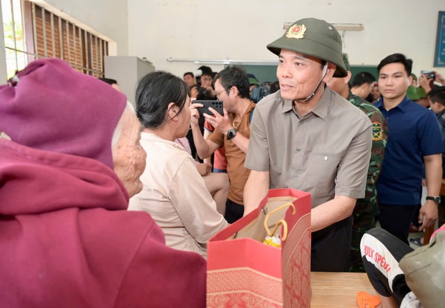 Hàng triệu người dân Thành phố cùng hướng về đồng bào vùng lũ miền Trung - Ảnh 1.