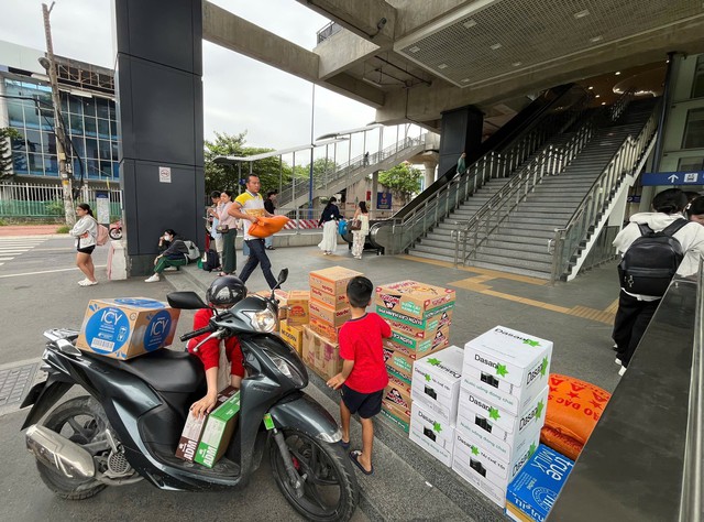 Người dân tích cực ủng hộ đồng bào các tỉnh bị mưa lũ- Ảnh 1.