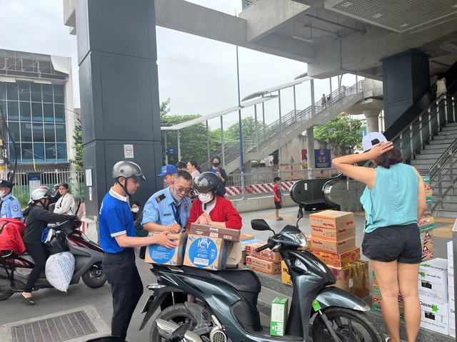 Người dân tích cực ủng hộ đồng bào các tỉnh bị mưa lũ- Ảnh 3.