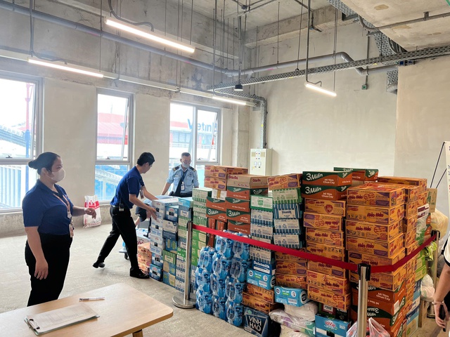 Người dân tích cực ủng hộ đồng bào các tỉnh bị mưa lũ- Ảnh 5.