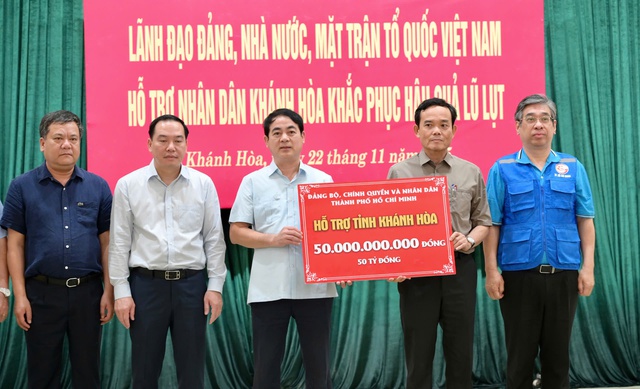 Hàng triệu người dân Thành phố cùng hướng về đồng bào vùng lũ miền Trung - Ảnh 2.