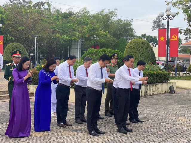 Lãnh đạo TPHCM dâng hoa, dâng hương các di tích cách mạng nhân kỷ niệm 85 năm Ngày Khởi nghĩa Nam Kỳ- Ảnh 1. Lãnh đạo TPHCM dâng hoa, dâng hương các di tích cách mạng nhân kỷ niệm 85 năm Ngày Khởi nghĩa Nam Kỳ- Ảnh 1.