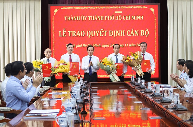 Bí thư Thành ủy Trần Lưu Quang trao các quyết định phê chuẩn Phó Chủ tịch HĐND, Phó Chủ tịch UBND Thành phố- Ảnh 1.