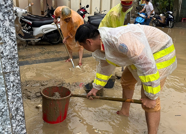 CSGT TPHCM sát cánh cùng người dân Quy Nhơn khắc phục hậu quả mưa lũ- Ảnh 2.