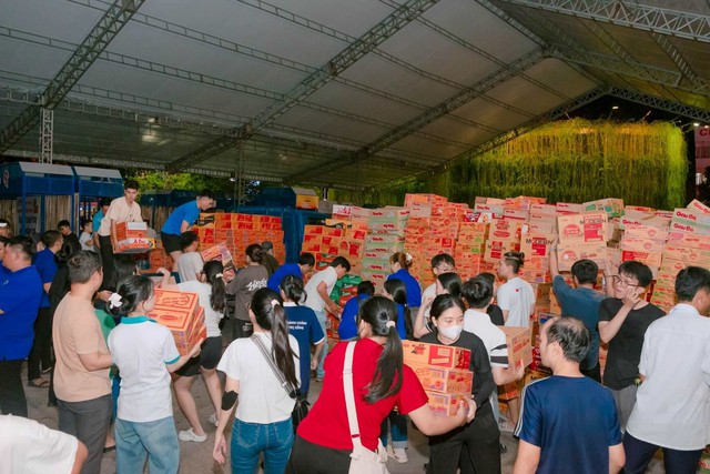 TPHCM chuyển 125 tấn nhu yếu phẩm hỗ trợ người dân vùng lũ tại Lâm Đồng- Ảnh 3.