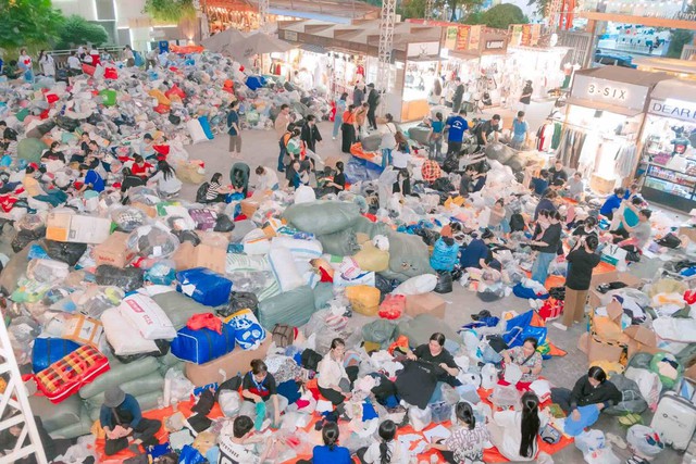 TPHCM chuyển 125 tấn nhu yếu phẩm hỗ trợ người dân vùng lũ tại Lâm Đồng- Ảnh 2.