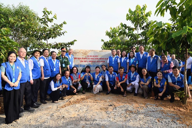 500 đại biểu MTTQ Việt Nam TPHCM trồng cây xanh tại “Vườn cây Đại đoàn kết”- Ảnh 5.