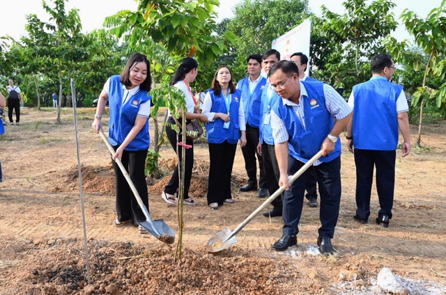 500 đại biểu MTTQ Việt Nam TPHCM trồng cây xanh tại “Vườn cây Đại đoàn kết”- Ảnh 2.