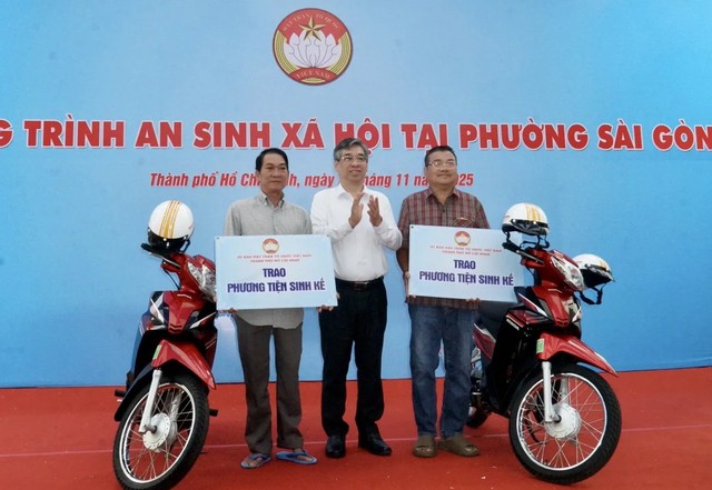 Các phường, xã trao phương tiện sinh kế và quà tặng cho người dân khó khăn- Ảnh 1. Các phường, xã trao phương tiện sinh kế và quà tặng cho người dân khó khăn- Ảnh 1.