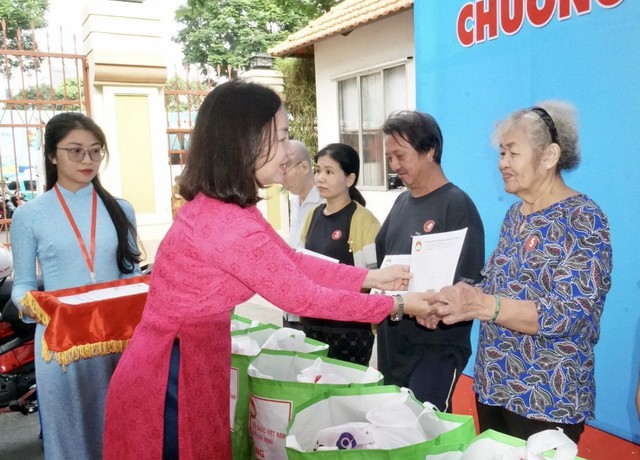 Các phường, xã trao phương tiện sinh kế và quà tặng cho người dân khó khăn- Ảnh 2. Các phường, xã trao phương tiện sinh kế và quà tặng cho người dân khó khăn- Ảnh 2.