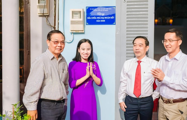 Các phường, xã trao phương tiện sinh kế và quà tặng cho người dân khó khăn- Ảnh 4. Các phường, xã trao phương tiện sinh kế và quà tặng cho người dân khó khăn- Ảnh 4.