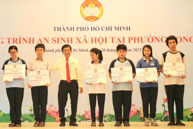 Các phường, xã trao phương tiện sinh kế và quà tặng cho người dân khó khăn- Ảnh 5. Các phường, xã trao phương tiện sinh kế và quà tặng cho người dân khó khăn- Ảnh 5.
