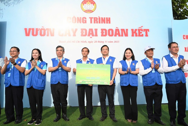 500 đại biểu MTTQ Việt Nam TPHCM trồng cây xanh tại “Vườn cây Đại đoàn kết”- Ảnh 4.