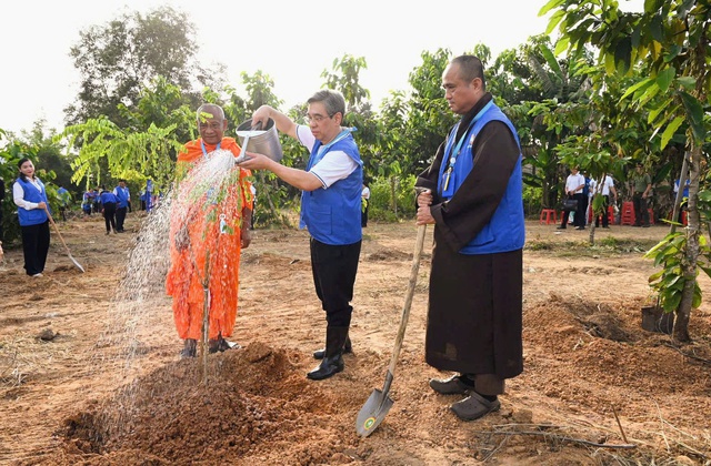 500 đại biểu MTTQ Việt Nam TPHCM trồng cây xanh tại “Vườn cây Đại đoàn kết”- Ảnh 3.