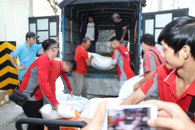 Thêm 30 tấn hàng hóa hỗ trợ đồng bào miền Trung bị thiệt hại do bão lũ- Ảnh 1.