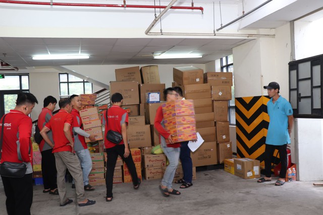 Thêm 30 tấn hàng hóa hỗ trợ đồng bào miền Trung bị thiệt hại do bão lũ- Ảnh 2.