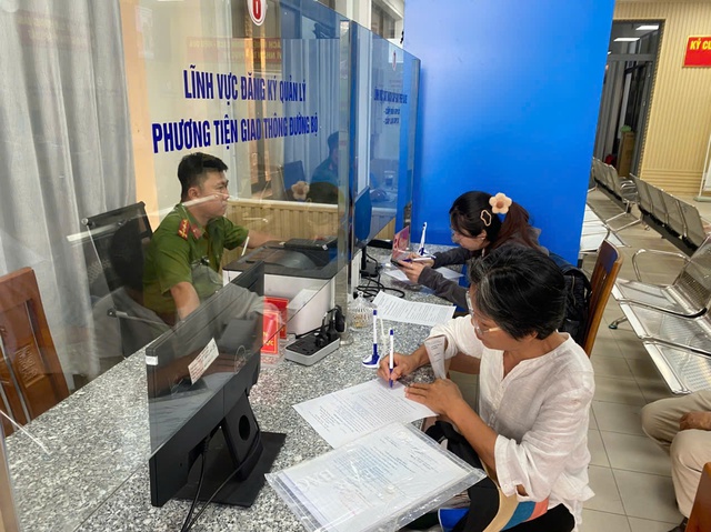 Công an TPHCM khuyến khích người dân đổi Giấy phép lái xe giấy sang thẻ PET- Ảnh 1.