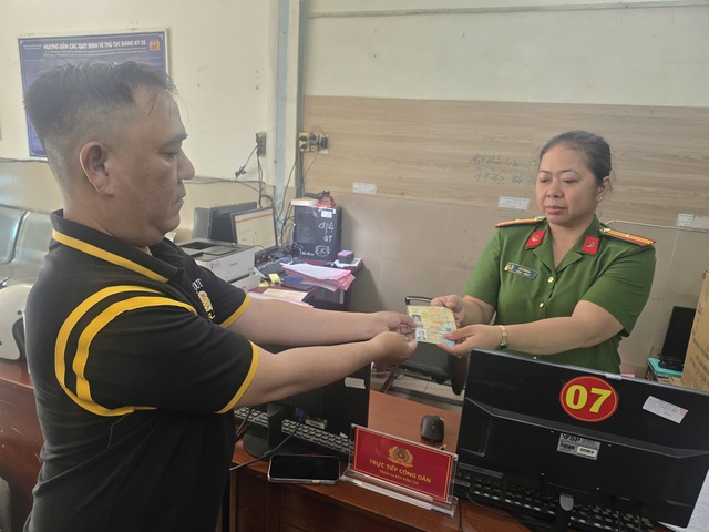Công an TPHCM khuyến khích người dân đổi Giấy phép lái xe giấy sang thẻ PET- Ảnh 3.