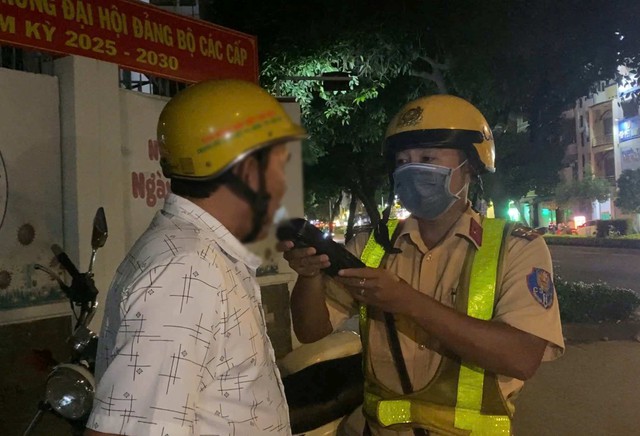 Tăng cường kiểm soát, xử lý vi phạm nồng độ cồn- Ảnh 1. Tăng cường kiểm soát, xử lý vi phạm nồng độ cồn- Ảnh 1.