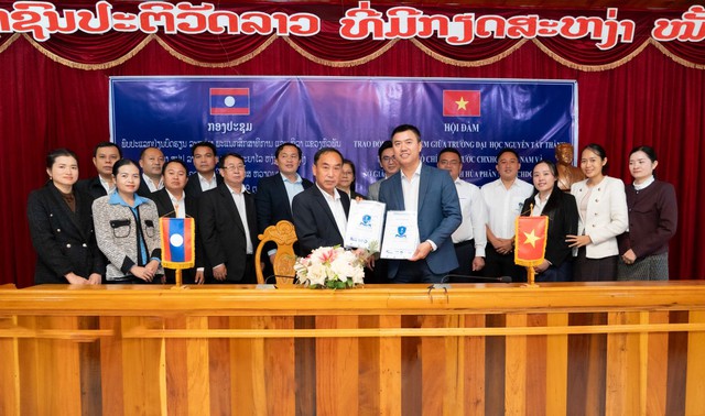 Trường ĐH Nguyễn Tất Thành trao 30 suất học bổng cho học sinh tỉnh Houaphanh (Lào)
- Ảnh 2. Trường ĐH Nguyễn Tất Thành trao 30 suất học bổng cho học sinh tỉnh Houaphanh (Lào)
- Ảnh 2.