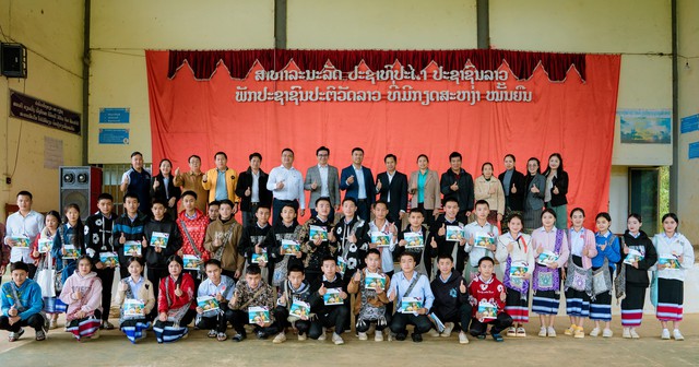 Trường ĐH Nguyễn Tất Thành trao 30 suất học bổng cho học sinh tỉnh Houaphanh (Lào)
- Ảnh 1. Trường ĐH Nguyễn Tất Thành trao 30 suất học bổng cho học sinh tỉnh Houaphanh (Lào)
- Ảnh 1.