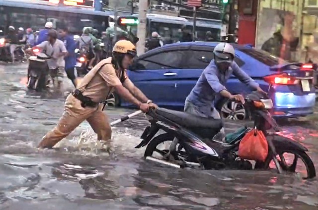 Triều cường gây ngập sâu, CSGT huy động tối đa lực lượng hỗ trợ người dân di chuyển an toàn- Ảnh 1. Triều cường gây ngập sâu, CSGT huy động tối đa lực lượng hỗ trợ người dân di chuyển an toàn- Ảnh 1.