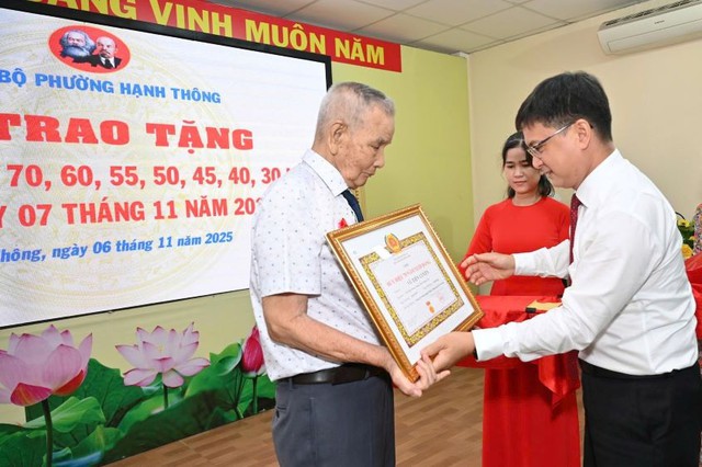 Phường Hạnh Thông trao Huy hiệu Đảng cho 50 đảng viên- Ảnh 1. Phường Hạnh Thông trao Huy hiệu Đảng cho 50 đảng viên- Ảnh 1.