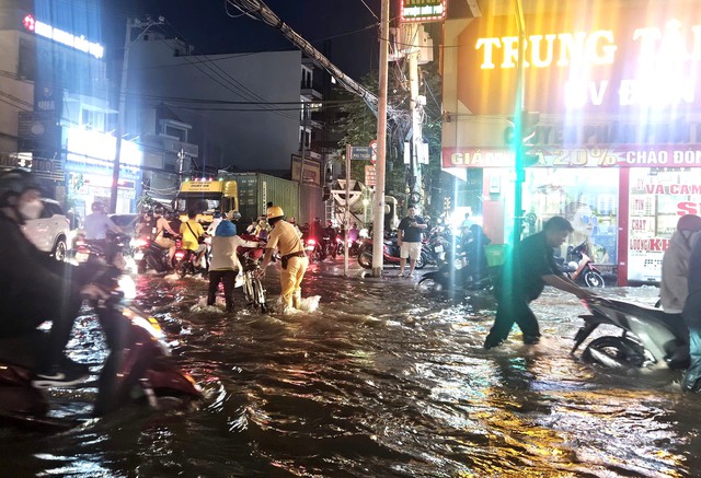 Triều cường gây ngập sâu, CSGT huy động tối đa lực lượng hỗ trợ người dân di chuyển an toàn- Ảnh 2. Triều cường gây ngập sâu, CSGT huy động tối đa lực lượng hỗ trợ người dân di chuyển an toàn- Ảnh 2.