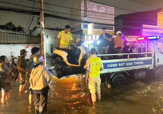 Triều cường gây ngập sâu, CSGT huy động tối đa lực lượng hỗ trợ người dân di chuyển an toàn- Ảnh 3. Triều cường gây ngập sâu, CSGT huy động tối đa lực lượng hỗ trợ người dân di chuyển an toàn- Ảnh 3.