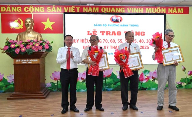 Phường Hạnh Thông trao Huy hiệu Đảng cho 50 đảng viên- Ảnh 2. Phường Hạnh Thông trao Huy hiệu Đảng cho 50 đảng viên- Ảnh 2.