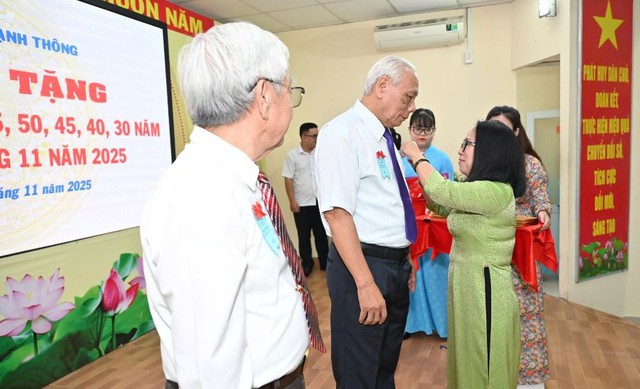 Phường Hạnh Thông trao Huy hiệu Đảng cho 50 đảng viên- Ảnh 3. Phường Hạnh Thông trao Huy hiệu Đảng cho 50 đảng viên- Ảnh 3.