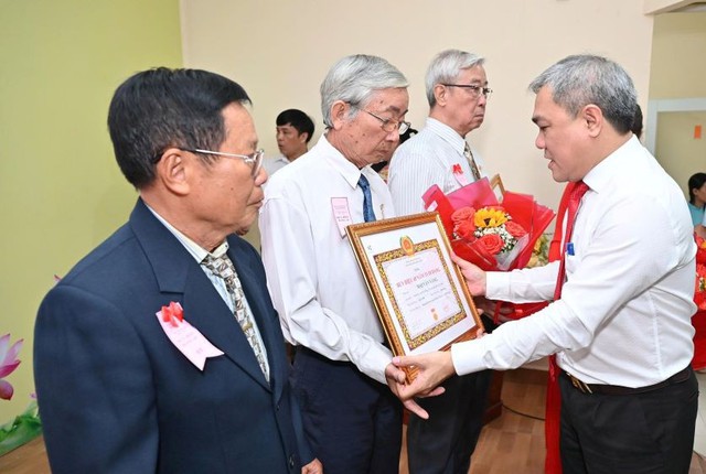 Phường Hạnh Thông trao Huy hiệu Đảng cho 50 đảng viên- Ảnh 4. Phường Hạnh Thông trao Huy hiệu Đảng cho 50 đảng viên- Ảnh 4.