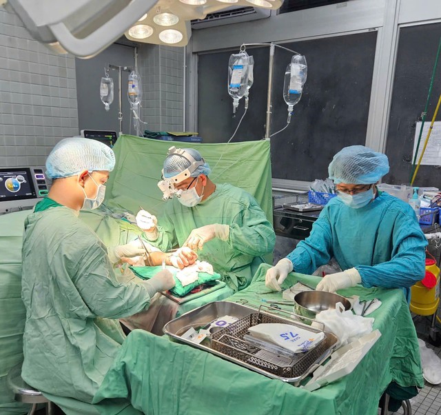 Bệnh viện Chợ Rẫy: Nối thành công đôi bàn tay bị đứt lìa của bệnh nhân- Ảnh 1. Bệnh viện Chợ Rẫy: Nối thành công đôi bàn tay bị đứt lìa của bệnh nhân- Ảnh 1.