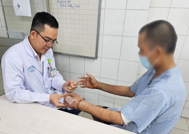Bệnh viện Chợ Rẫy: Nối thành công đôi bàn tay bị đứt lìa của bệnh nhân- Ảnh 2. Bệnh viện Chợ Rẫy: Nối thành công đôi bàn tay bị đứt lìa của bệnh nhân- Ảnh 2.