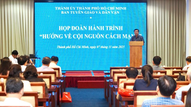 Đoàn cán bộ tuyên giáo - dân vận, báo chí - xuất bản TPHCM “Hướng về cội nguồn cách mạng”- Ảnh 1. Đoàn cán bộ tuyên giáo - dân vận, báo chí - xuất bản TPHCM “Hướng về cội nguồn cách mạng”- Ảnh 1.