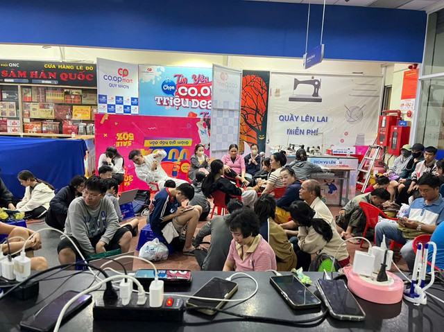 Saigon Co.op khẩn cấp "chi viện" hàng chục tấn hàng thiết yếu, tiếp sức người dân vùng bão lũ- Ảnh 2. Saigon Co.op khẩn cấp "chi viện" hàng chục tấn hàng thiết yếu, tiếp sức người dân vùng bão lũ- Ảnh 2.