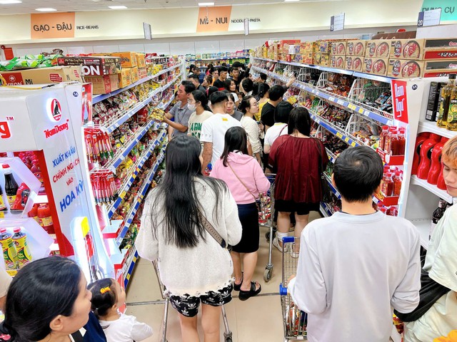 Saigon Co.op khẩn cấp "chi viện" hàng chục tấn hàng thiết yếu, tiếp sức người dân vùng bão lũ- Ảnh 3. Saigon Co.op khẩn cấp "chi viện" hàng chục tấn hàng thiết yếu, tiếp sức người dân vùng bão lũ- Ảnh 3.