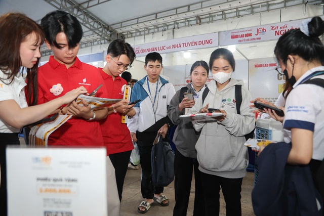 Sôi nổi hoạt động kết nối việc làm dịp cuối năm- Ảnh 1.