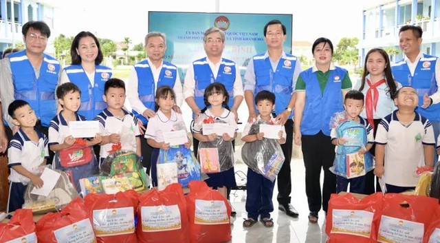 TPHCM tiếp tục hỗ trợ hơn 58 tỷ đồng cho tỉnh Khánh Hòa khắc phục thiệt hại do mưa lũ- Ảnh 3. TPHCM tiếp tục hỗ trợ hơn 58 tỷ đồng cho tỉnh Khánh Hòa khắc phục thiệt hại do mưa lũ- Ảnh 3.