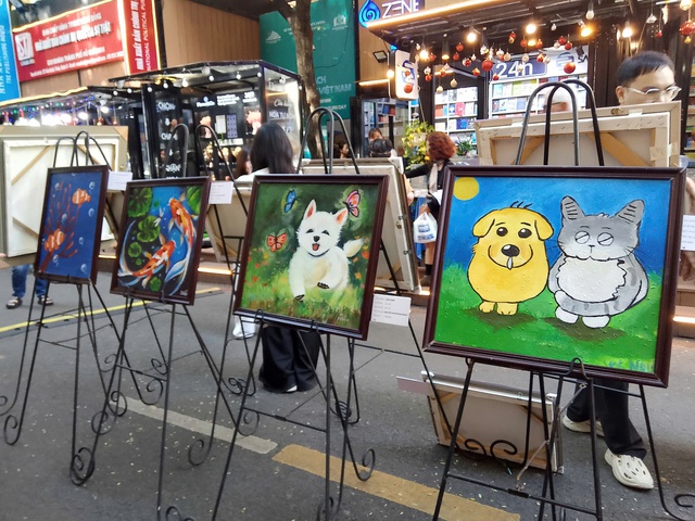 Đường sách TPHCM khai mạc triển lãm tranh của họa sĩ khuyết tật- Ảnh 1. Đường sách TPHCM khai mạc triển lãm tranh của họa sĩ khuyết tật- Ảnh 1.