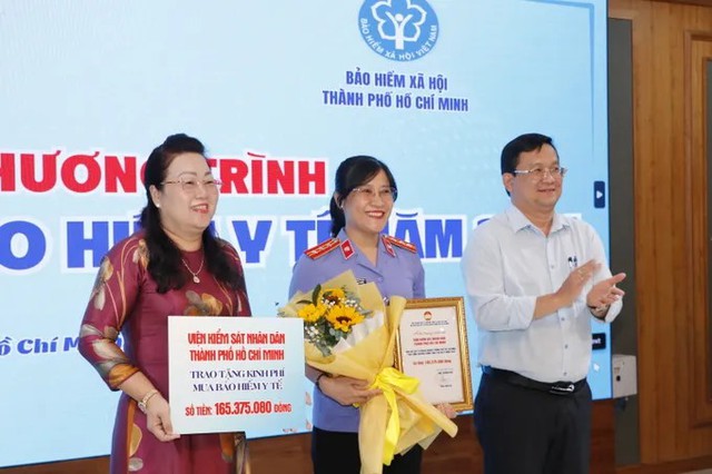 Trao tặng thẻ BHYT cho người có hoàn cảnh khó khăn- Ảnh 1. Trao tặng thẻ BHYT cho người có hoàn cảnh khó khăn- Ảnh 1.